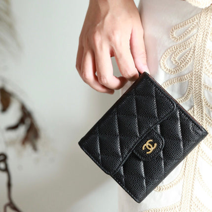 CC FLAP CARD HOLDER 11.5 BLACK GRAINED CALFSKIN GOLD ICON