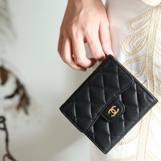 CC FLAP CARD HOLDER 11.5 BLACK GRAINED CALFSKIN GOLD ICON