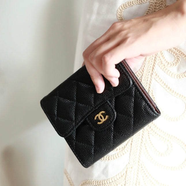 CC FLAP CARD HOLDER 11.5 BLACK GRAINED CALFSKIN GOLD ICON