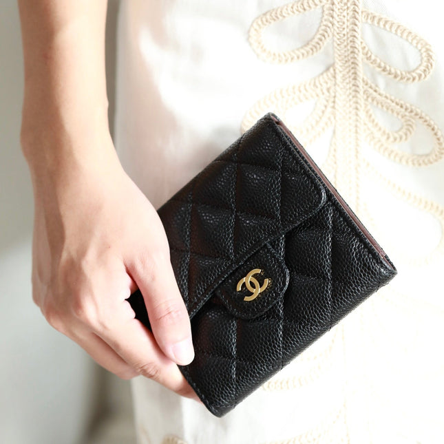 CC FLAP CARD HOLDER 11.5 BLACK GRAINED CALFSKIN GOLD ICON