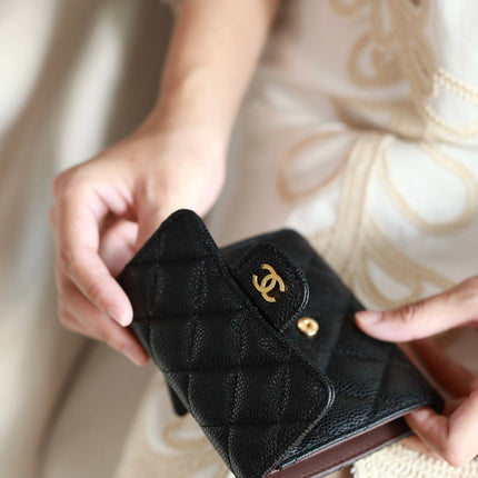 CC FLAP CARD HOLDER 11.5 BLACK GRAINED CALFSKIN GOLD ICON