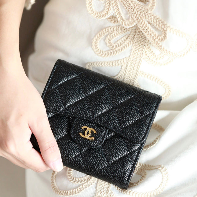 CC FLAP CARD HOLDER 11.5 BLACK GRAINED CALFSKIN GOLD ICON