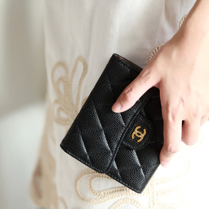 CC FLAP CARD HOLDER 11.5 BLACK GRAINED CALFSKIN GOLD ICON