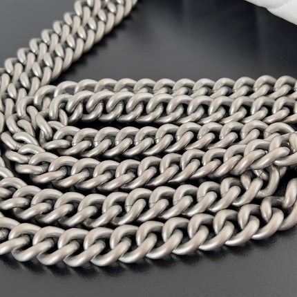 CRUSH CHAINED BAG 25 IN WHITE QUILTED CRUSHED CALFSKIN SILVER HARDWARE