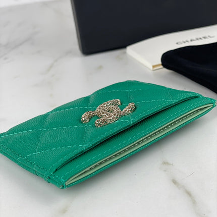 CC CARD HOLDER 19.5 EMERALD GRAINED CALFSKIN GOLD ICON
