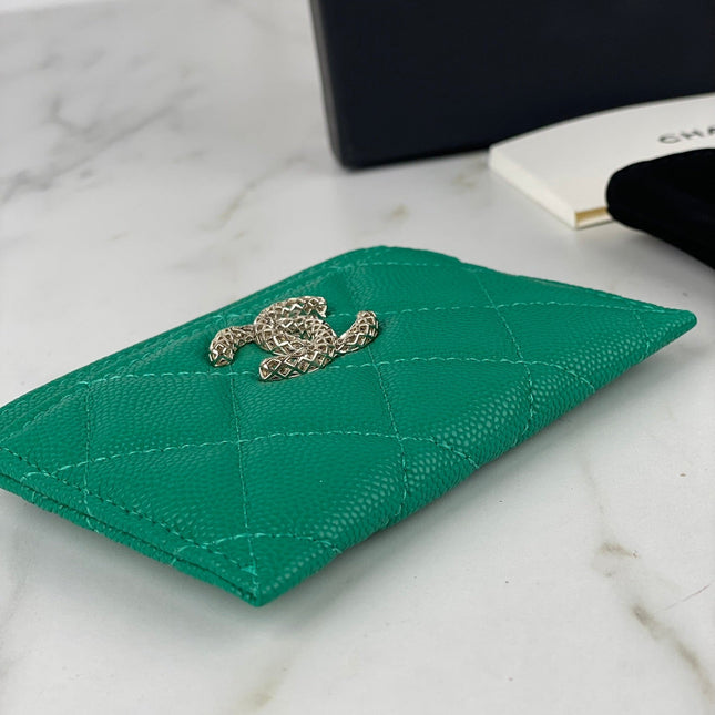 CC CARD HOLDER 19.5 EMERALD GRAINED CALFSKIN GOLD ICON