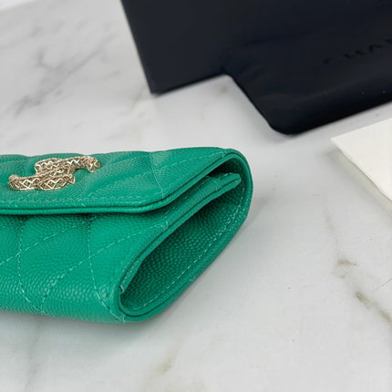 CC FLAP CARD HOLDER 11 EMERALD GRAINED CALFSKIN GOLD ICON