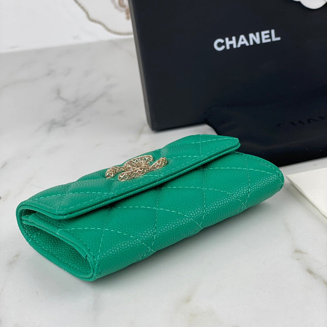 CC FLAP CARD HOLDER 11 EMERALD GRAINED CALFSKIN GOLD ICON