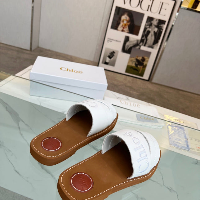 WOODY MULE IN WHITE LAMBSKIN WITH EMBROIDERED LOGO