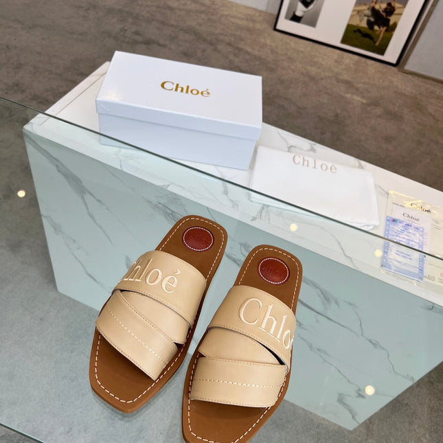 WOODY MULE IN TUSCAN BEIGE LAMBSKIN WITH EMBROIDERED LOGO