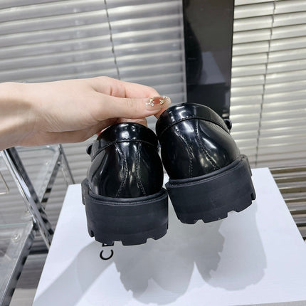 MARGARET CHUNKY LOAFER WITH FRINGES AND TRIOMPHE CHAIN IN POLISHED BULL GLOSSY BLACK