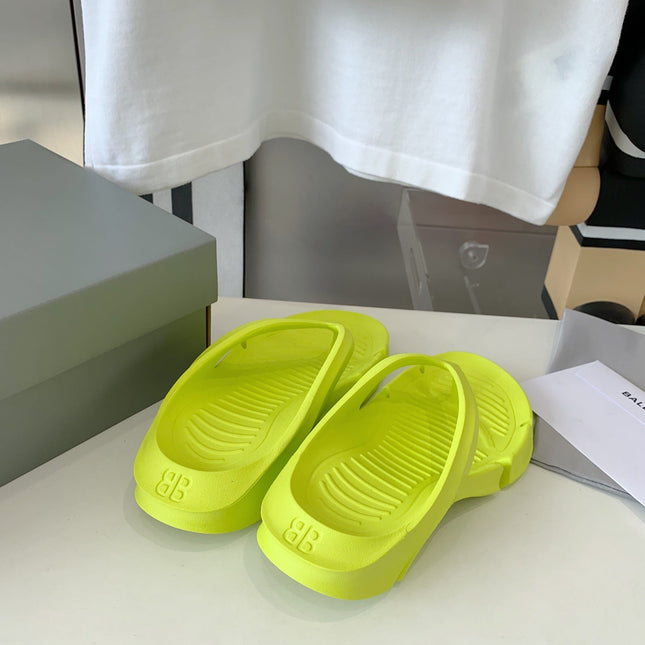 THONG SANDALS IN VOLT GREEN RUBBER