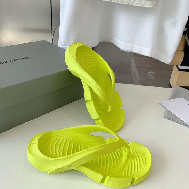 THONG SANDALS IN VOLT GREEN RUBBER