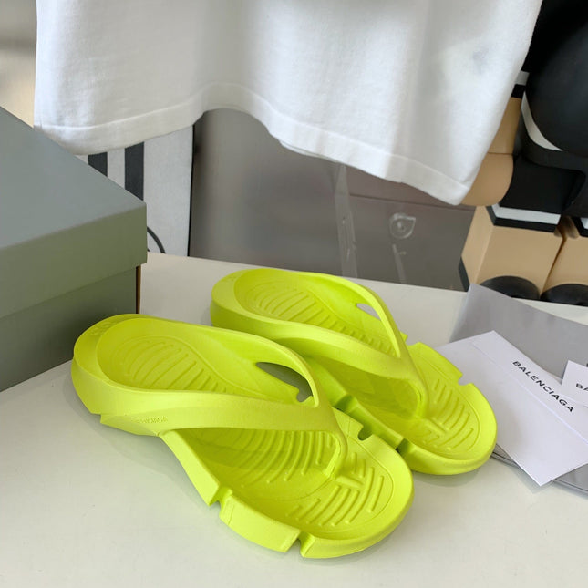 THONG SANDALS IN VOLT GREEN RUBBER