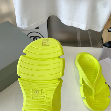 THONG SANDALS IN VOLT GREEN RUBBER