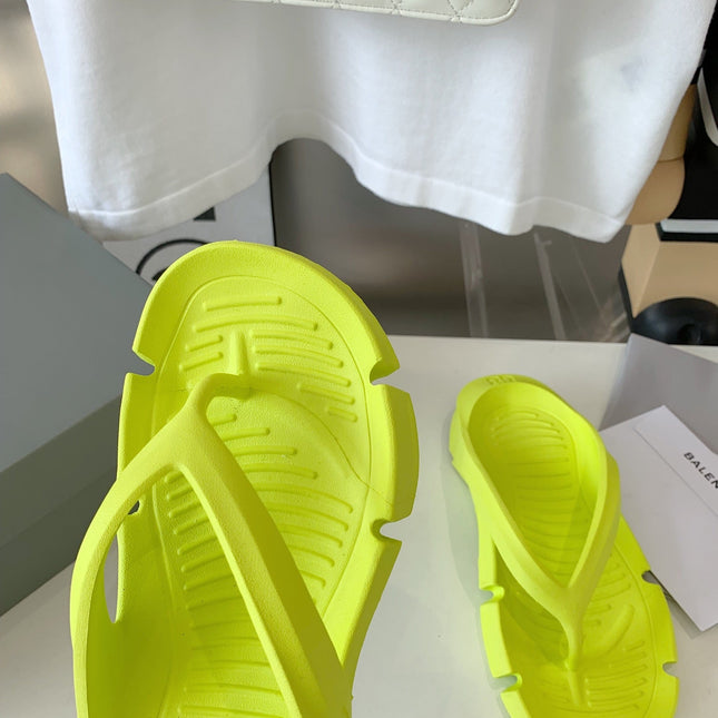 THONG SANDALS IN VOLT GREEN RUBBER