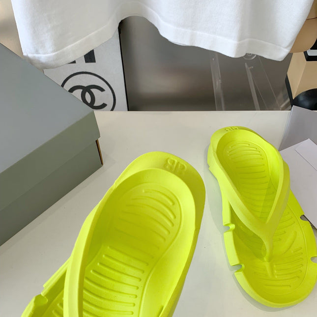 THONG SANDALS IN VOLT GREEN RUBBER