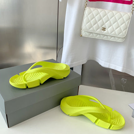 THONG SANDALS IN VOLT GREEN RUBBER