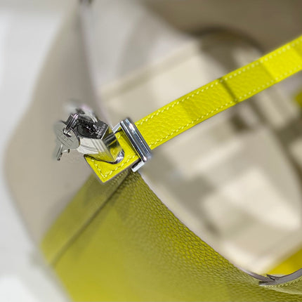 HM PICOTIN LOCK 22 WHITE AND CHARTREUSE CALFSKIN