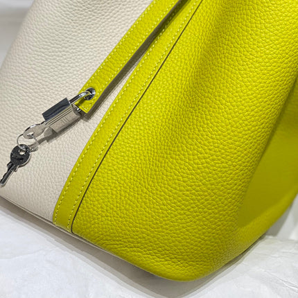 HM PICOTIN LOCK 22 WHITE AND CHARTREUSE CALFSKIN