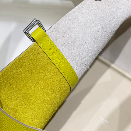 HM PICOTIN LOCK 22 WHITE AND CHARTREUSE CALFSKIN