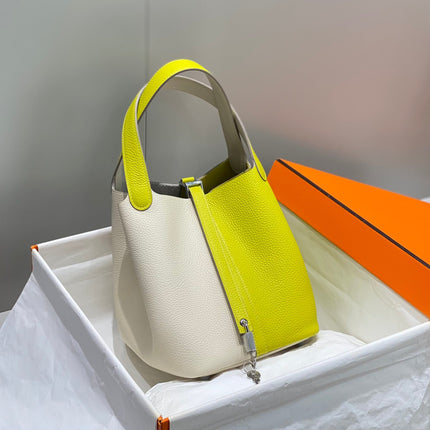 HM PICOTIN LOCK 22 WHITE AND CHARTREUSE CALFSKIN