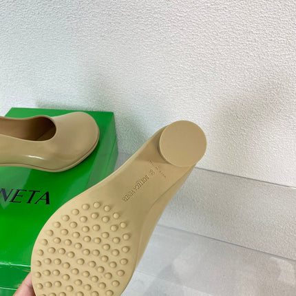 ATOMIC HIGH PUMP 9 CM IN BISQUE BEIGE CALFSKIN