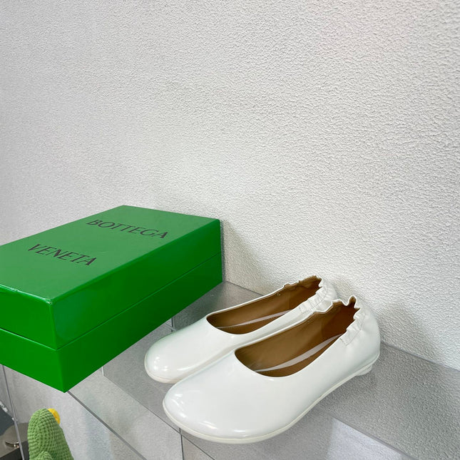 ATOMIC BALLERINA FLAT IN WHITE CALFSKIN