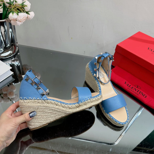 ROCKSTUD WEDGE 85 MM IN ROYAL BLUE  CALFSKIN