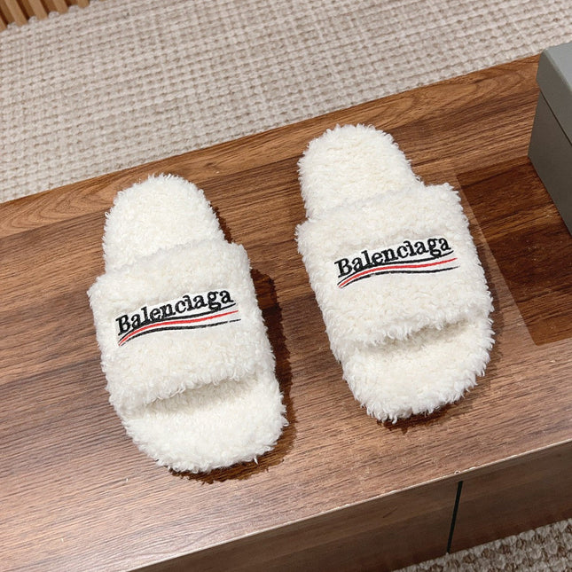 FURRY SLIDES IN WHITE CURLY SHEARLING