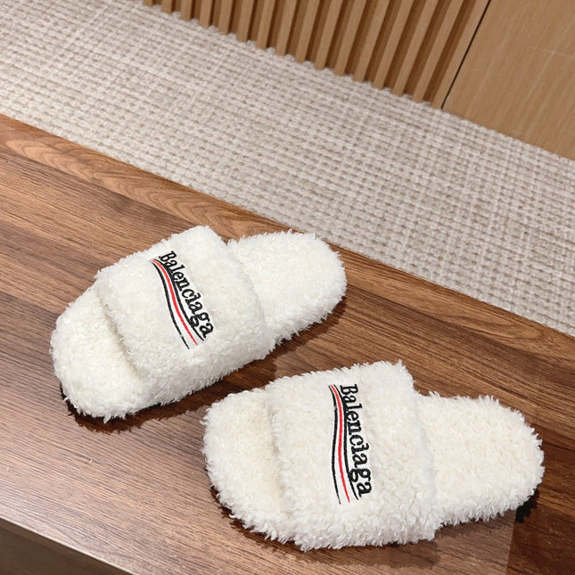 FURRY SLIDES IN WHITE CURLY SHEARLING