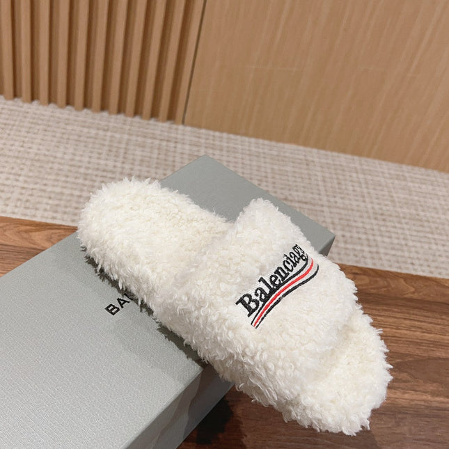 FURRY SLIDES IN WHITE CURLY SHEARLING