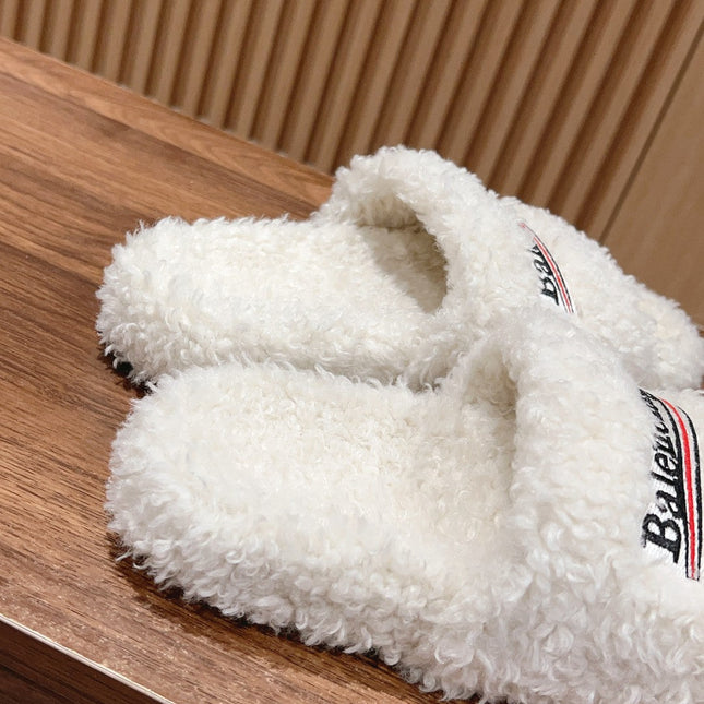 FURRY SLIDES IN WHITE CURLY SHEARLING