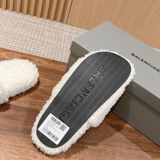 FURRY SLIDES IN WHITE CURLY SHEARLING