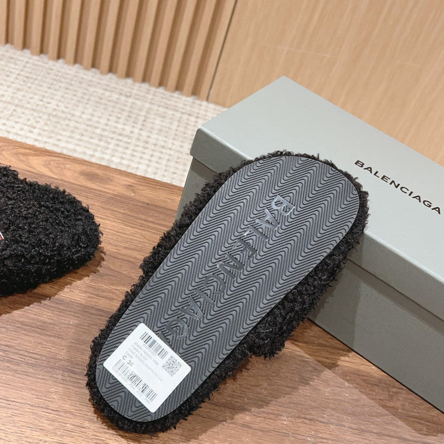 FURRY SLIDES IN BLACK CURLY SHEARLING