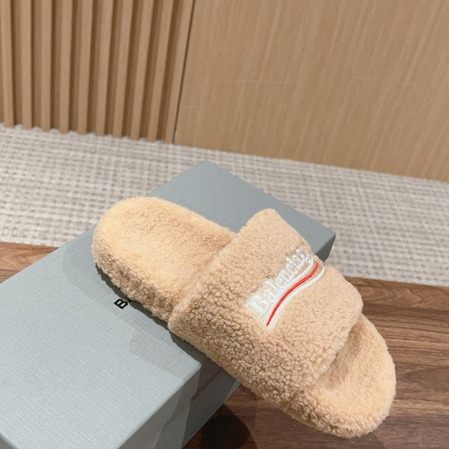 FURRY SLIDES IN BEIGE CURLY SHEARLING