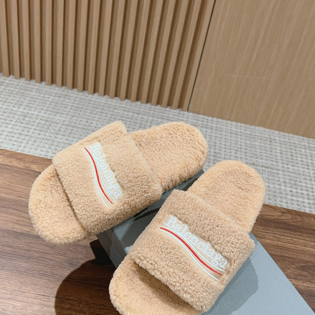 FURRY SLIDES IN BEIGE CURLY SHEARLING