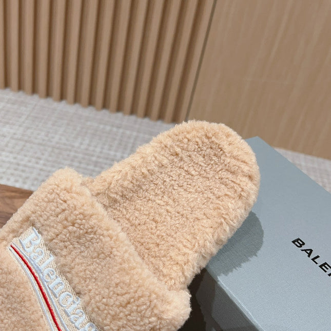 FURRY SLIDES IN BEIGE CURLY SHEARLING