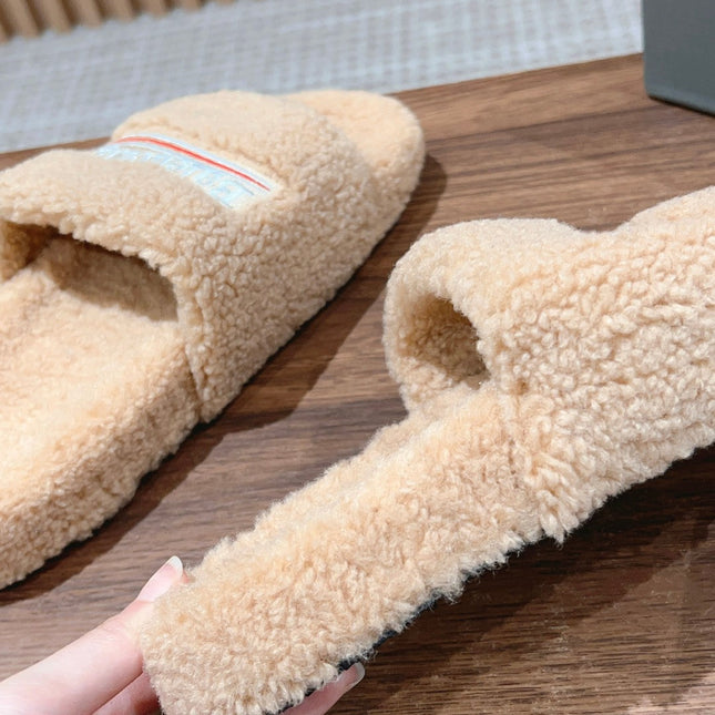FURRY SLIDES IN BEIGE CURLY SHEARLING
