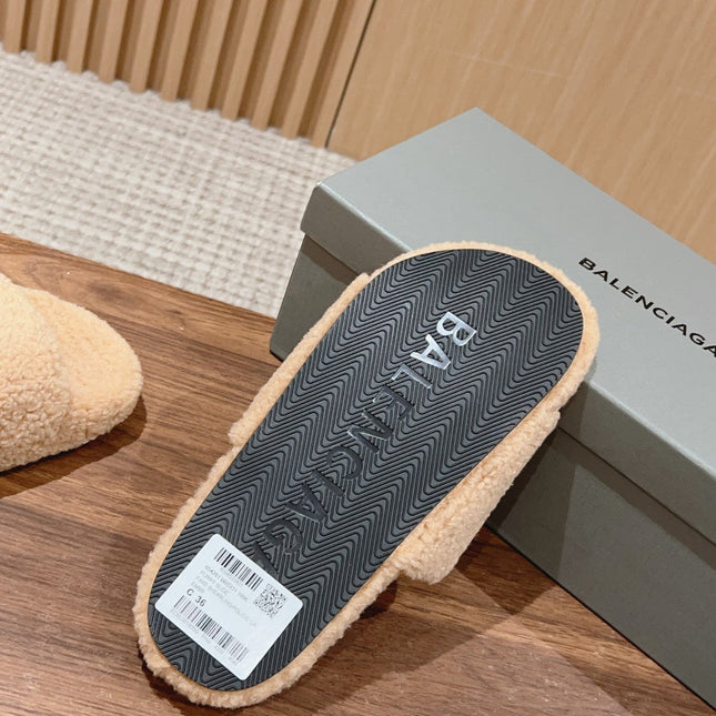 FURRY SLIDES IN BEIGE CURLY SHEARLING
