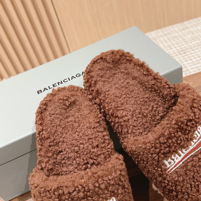 FURRY SLIDES IN BROWN CURLY SHEARLING