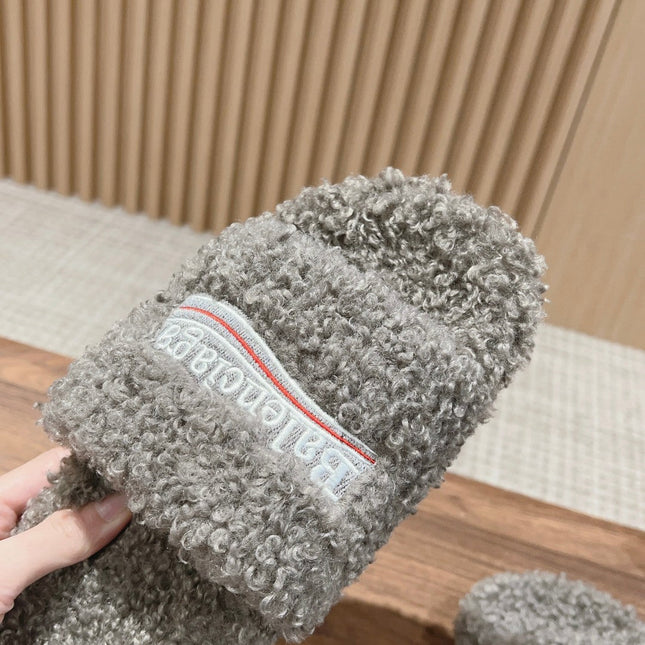FURRY SLIDES IN GRAY CURLY SHEARLING