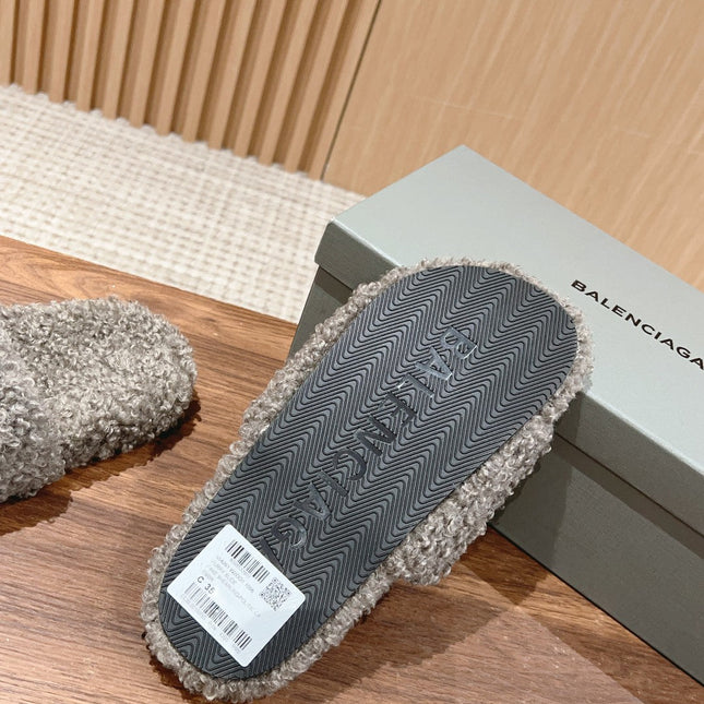 FURRY SLIDES IN GRAY CURLY SHEARLING