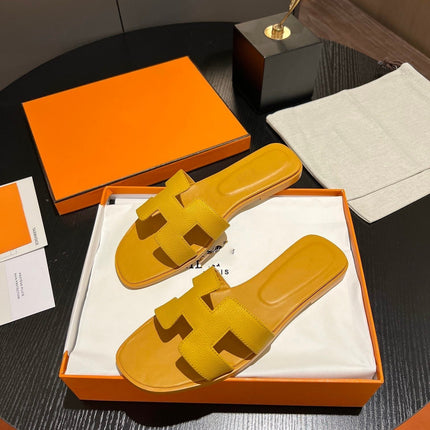 0RAN SANDAL Leather Medallion