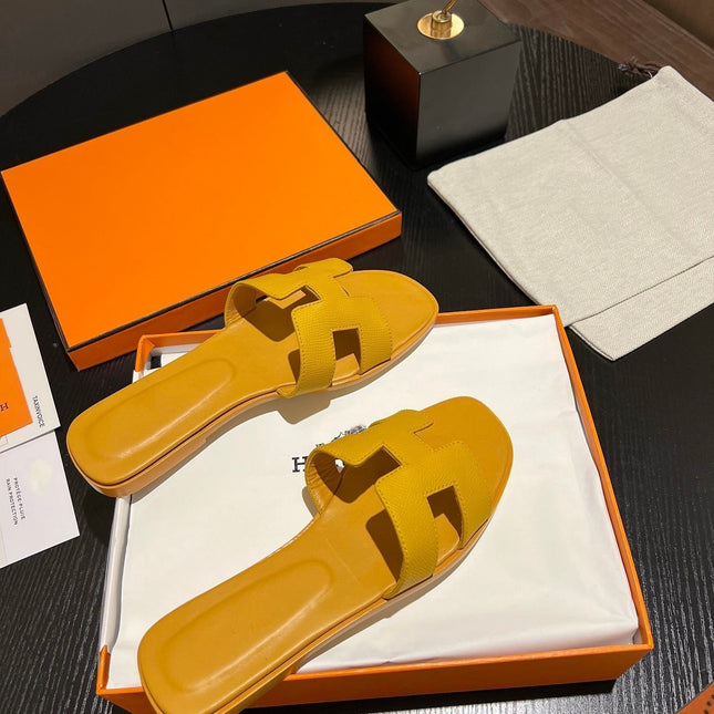 0RAN SANDAL Leather Medallion