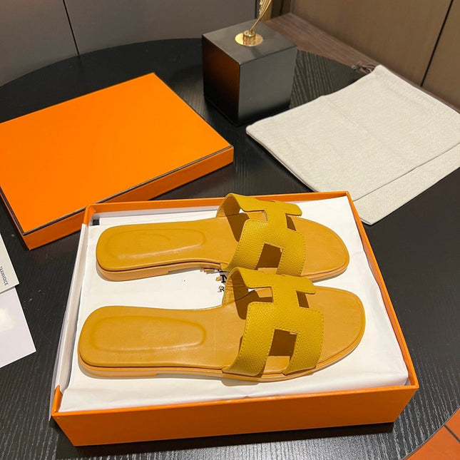 0RAN SANDAL Leather Medallion