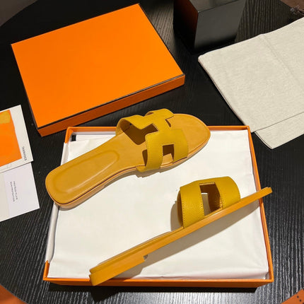 0RAN SANDAL Leather Medallion