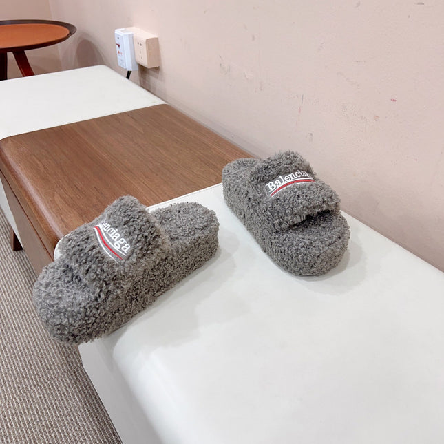 THICK-SOLED SLIPPERS IN GRAY WOOL