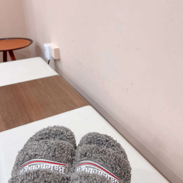 THICK-SOLED SLIPPERS IN GRAY WOOL