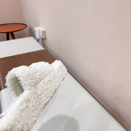 THICK-SOLED SLIPPERS IN WHITE WOOL